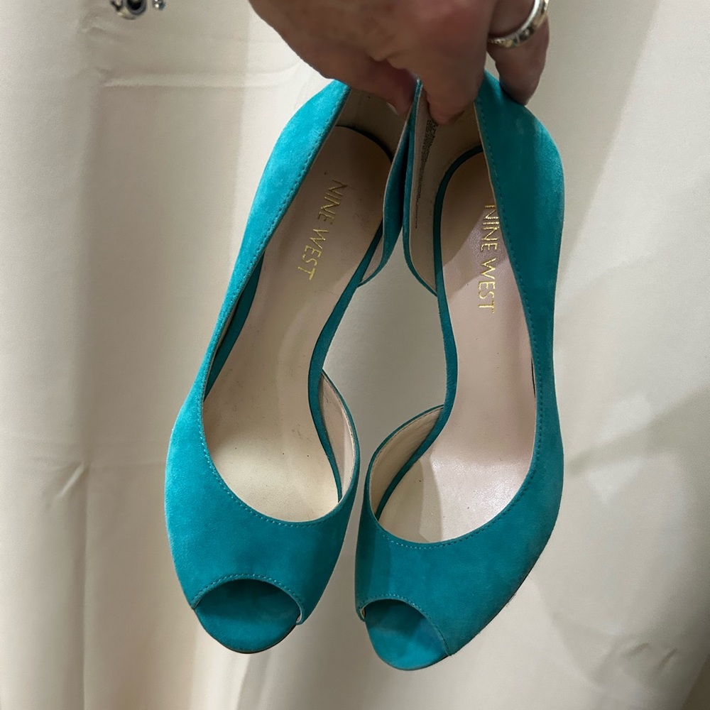 Nine West suede peep toe shoes. Teal blue. Size 6M.